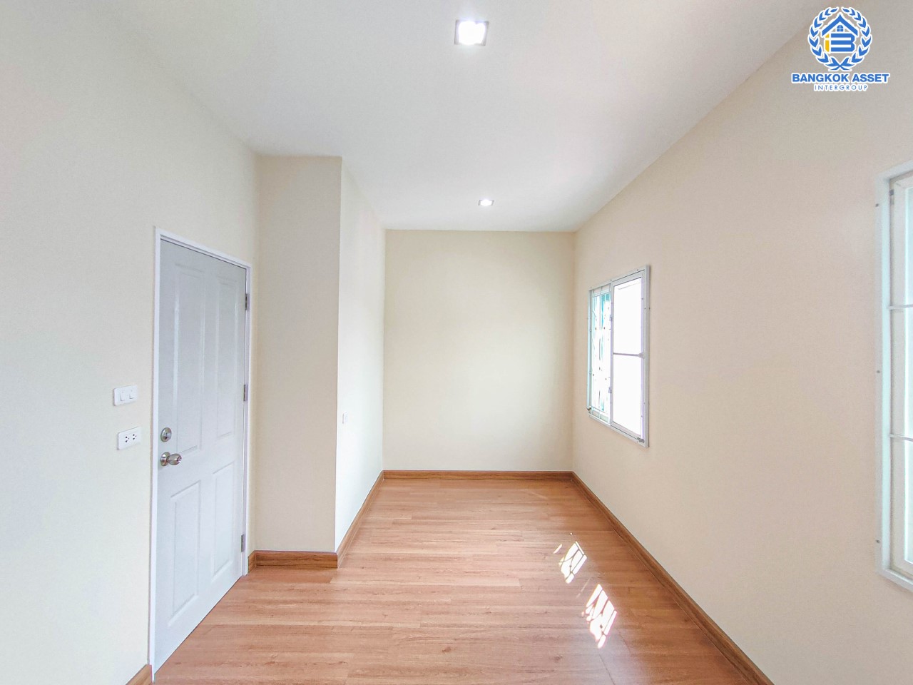 ทาวน์เฮ้าส์มือสองย่านนนทบุรี ม.โกลเด้นทาวน์ ชัยพฤกษ์-วงแหวน บนเนื้อที่ 16.5 ตร.ว. ฟังก์ชัน 2 ห้องนอน 2 ห้องน้ำ 1 ที่จอดรถ ต่อเติมหลังคาโรงรถพร้อม ทำเลเชื่อมต่อถ.บางกรวย-ไทรน้อย, ถ.กาญจนาภิเษก, ถ.ชัยพฤกษ์ ใกล้เซ็นทรัลเวสต์เกต